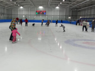 Дети с ОВЗ в гостях на ледовой арене