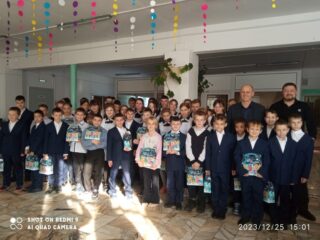 Для воспитанников этого интерната, мы привезли новую школьную форму и сладкие новогодние подарки.