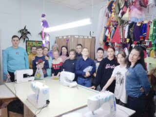 Дети с ОВЗ УГО, на очередном занятии, закончили шить фартуки в подарок на Новый год, для своих любых мам!